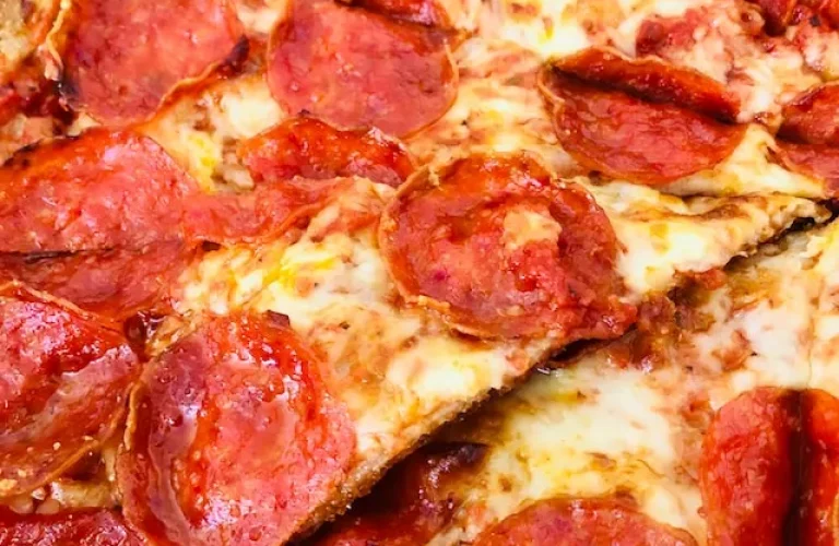Pizza Gluten und ungesunde Salami mit vielen Transfette die der Schilddrüse zu schaffen machen